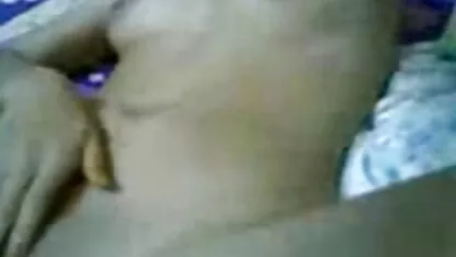 ספורטאים לזיין בחורה עסיסית בחדר הכושר על הספסל סקס מצלמות חיות