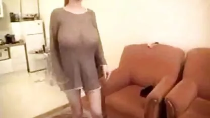 גבר שפך מצלמות סקס חיות בחורה לתוך כוס שעיר וגמור בחדר השינה.