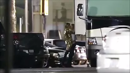 הבלונדינית מסיימת בעיסוי מצלמותמין מרגיע.
