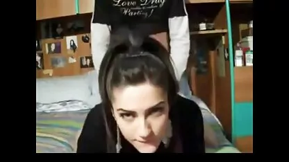 גבר מנוסה מזיין צאט מצלמות חינם בחורה ברונטית צעירה עם סרטן ומלקק את פי הטבעת שלה.