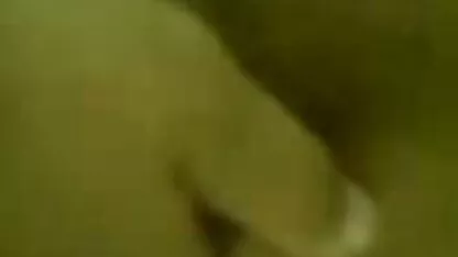 בחורה צעירה סקס מצלמות חיות בחולצת טריקו לבנה נותנת חור בן זוגה