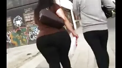 אחרי מציצה, גבר עם קעקוע מושך, אישה צעירה עם שיער חום מצלמות סקס לייב על הפין,