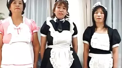 גבר מלא תשוקה גלינה FOK צעיר בשמלה אדומה על ספה לבנה ירוקה בנרתיק שיחות וידאו סקס חינם