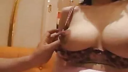 אישה עם תחת גדול בתחתוני רשת, פורנו צאט חינם מכריח את הבעל למות כמה פעמים.
