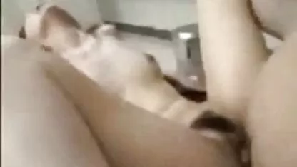 בחורה ברונטית שעוסקת ביוגה ומלטפת את עצמה. מצלמות מין חינם