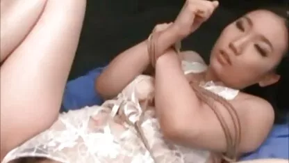 בלונדינית בוגרת מצלמות xxx בשמלה עובדת עם הפה שלה ב 