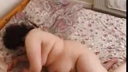 בלונדינית בכפפות צהובות ואוננות סרטי סקס עם חיות חינם נרתיק לאחר שטיפת האמבטיה