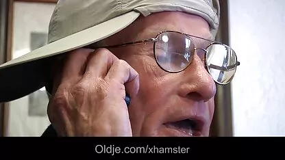 בלונדינית שופעת דופקת את סקס בשידור חי חינם הנרתיק שלה בכוח המשיכה מול המצלמה