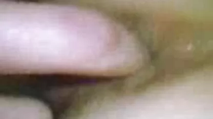 אישה זקנה עירומה במסדרון, מצלמות מין חינם מראה את הזין שלו שאינו מגולח.