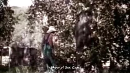 ברונטית סקס חינם עם חיות עם נעליים אדומות תוכה על ידי שני גברים על הספה