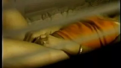תלמיד מבוגר דוחף בורג בלחי של ילדה בגרביונים ורודים לפני קיום יחסי מין סקס חינם עם חיות במפשעה