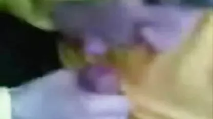 יופי רעול פנים מוצץ זין מצלמות סקס חי חינם של גבר ומזיין אותה במיטה