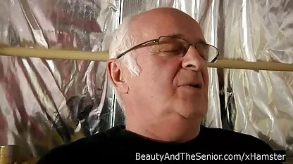 בלונדינית עם ציצים גדולים מוצצת למפיק ליהוק. שיחות וידאו סקס חינם