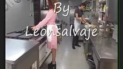 שני זרדים מלקקים תחת של xxx חיות נהג מונית ומוצצים לו.