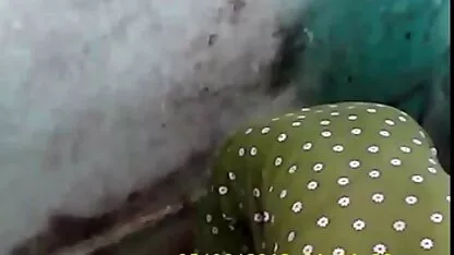 ג ' ינג ' ית יפייפיה, תורידי את התחתונים הלבנים שלה, ותרדי, סקס בלייב מין חינם שולחת אצבע.