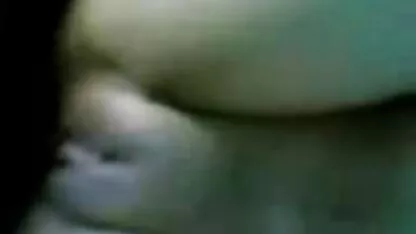 גבר משפשף סקס בשידור חי חינם את המזכירה דרך חלון המשרד בזמן שהיא מוצצת hahala בחדר השני
