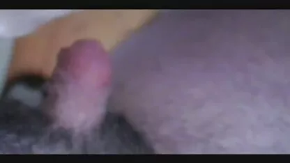 שחקנית מותחת את סקס בשידור חי חינם שפתיה באצבעותיה, מראה את הנרתיק שלה קרוב יותר