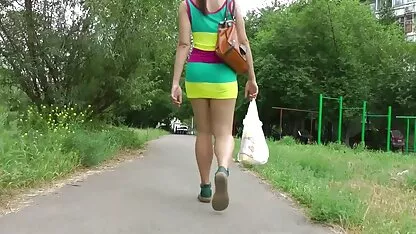 ליופי הברונטי צאט פורנו בשידור חי יש דילדו על הספה.