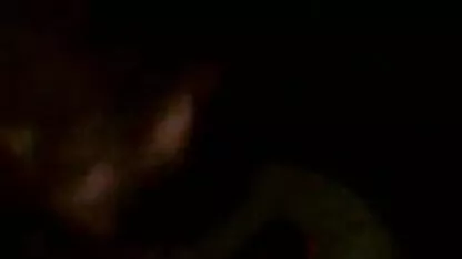 סרטן זיון בלונדיני עם מנהל על הספה. סקס חינם חיות