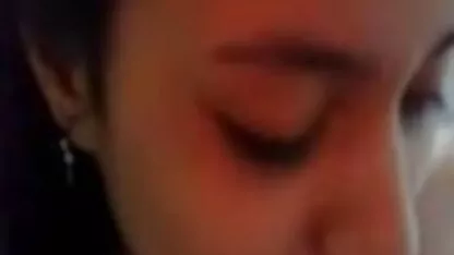 עור מצלמות צאט חינם עם זנב-סוס דוחף אצבעות לוגינה דרך המכנסיים.