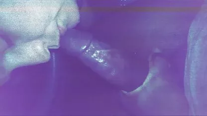 הזוג פיתה נשים לתוך הנרתיק על קצה הספה ובסופו של דבר בתוך החור מול מצלמת מצלמות סקס בשידור חי חינם האינטרנט