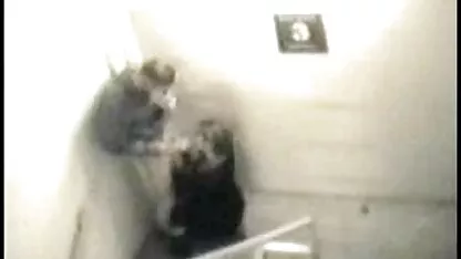 בלונדינית מזדיינת בכוס, אנאלי צאט פורנו בשידור חי שחור על הספה.