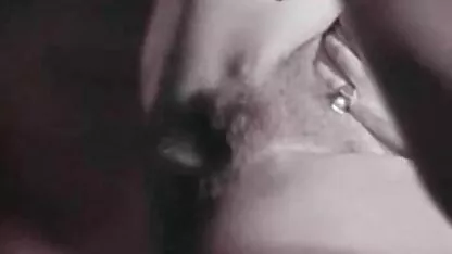 אמא מסולסלת מורידה את החולצה סקס בשידור חי חינם האדומה שלה עם חצאית שחורה ומראה תחת וכוס