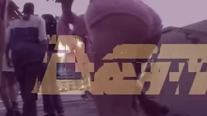 אישה שחורה עירומה מראה את גופתה ליד הבריכה. מצלמות סקס חיות