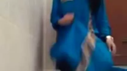 שחקנית מוצצת זין בזמן שהיא גומרת סקס מצלמות חינם בפה.