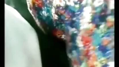 אמא מקועקעת מוצצת לשני גברים מצלמות xxx באותו הזמן.