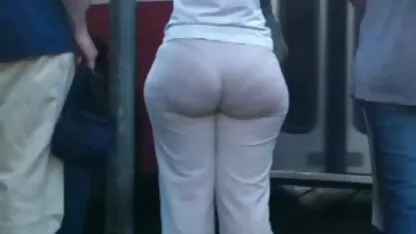 בלונדינית צעירה בחותלת נותנת מציצה עמוקה. סקס חיות חינם