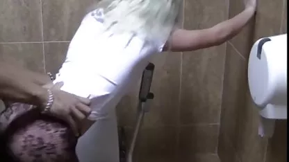 בחורה ג ' ינג ' ית מקיימת יחסי סקס עם חיות חינם מין עם זוגות שחורים.