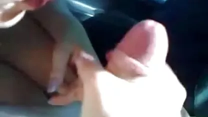בלונדינית סקסית מוצצת זין בשירותים. מצלמות מין חינם