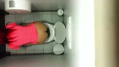 שלוש נשים עירומות מצלמות לייב פורנו עושות יוגה על הרצפה במסדרון.