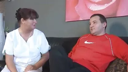 חבר סקס עם חיות חינם מלקק את הסוס של נערה ברונטית צעירה על ספה לבנה