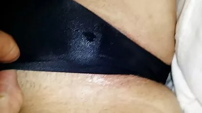 ילדה קטנה בגרביונים ומגפיים מראה את מצלמות חיות סקס רגליה.
