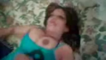 היופי מראה את הכוס שלה בחוץ סקס חיות חינם