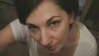על ספה מתקפלת, גבר תפס את אדריאנה צ ' צ ' יק השחרחורת בסקס אנאלי. צאט סקס חינם